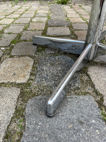 Table basse en linoléum noir chromé par Mauser