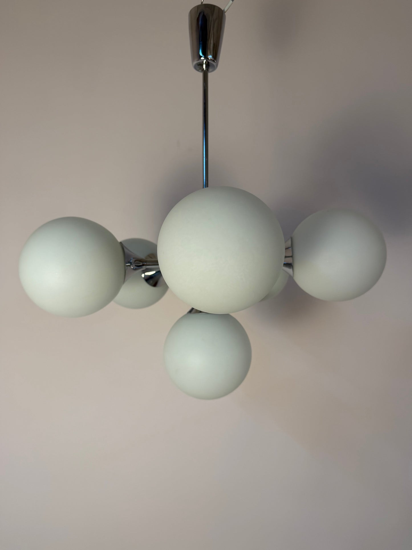 Vintage Sputnik Kronleuchter Chrom und Opalglas, 70er Jahre