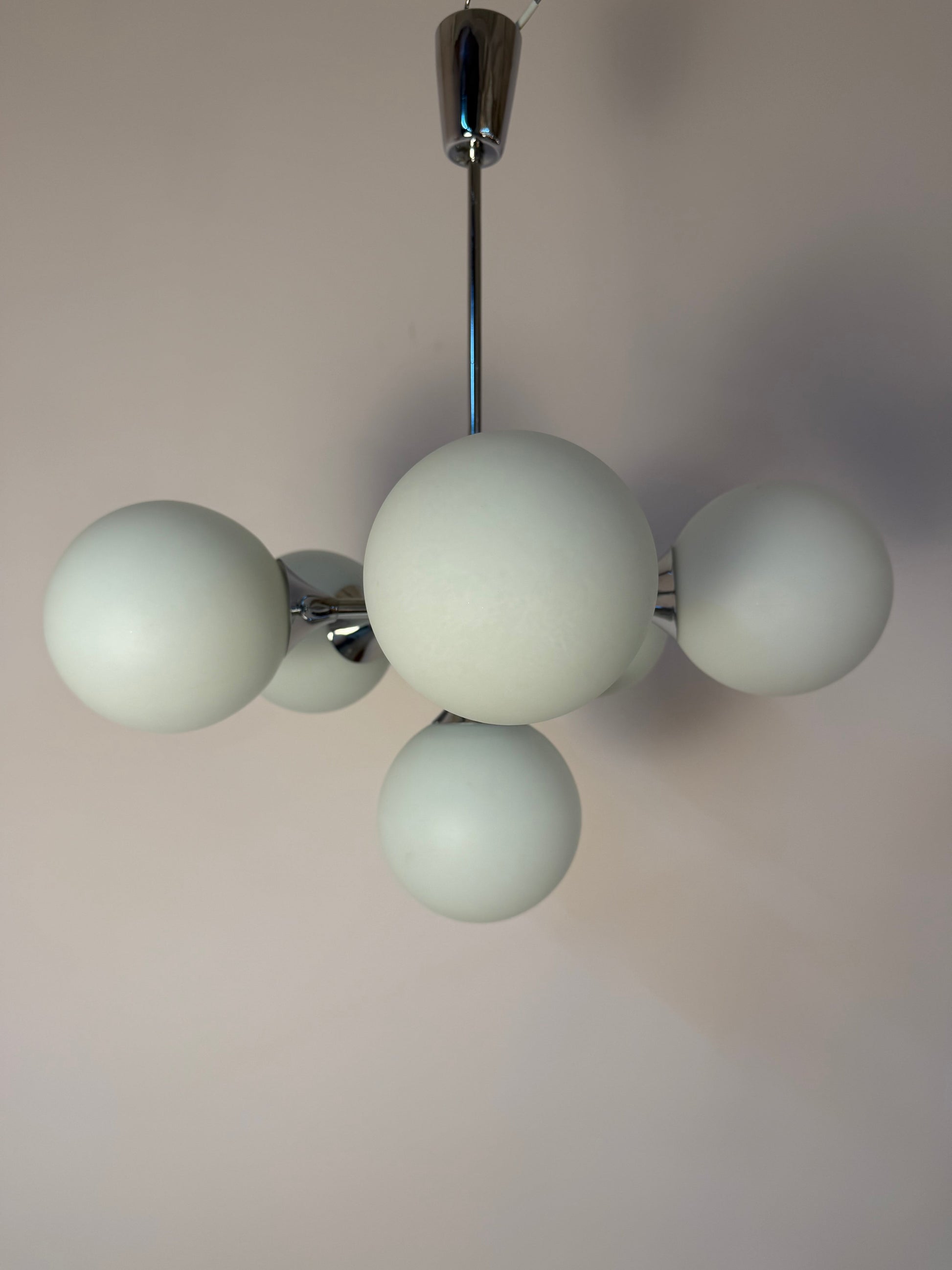 Vintage Sputnik Kronleuchter Chrom und Opalglas, 70er Jahre