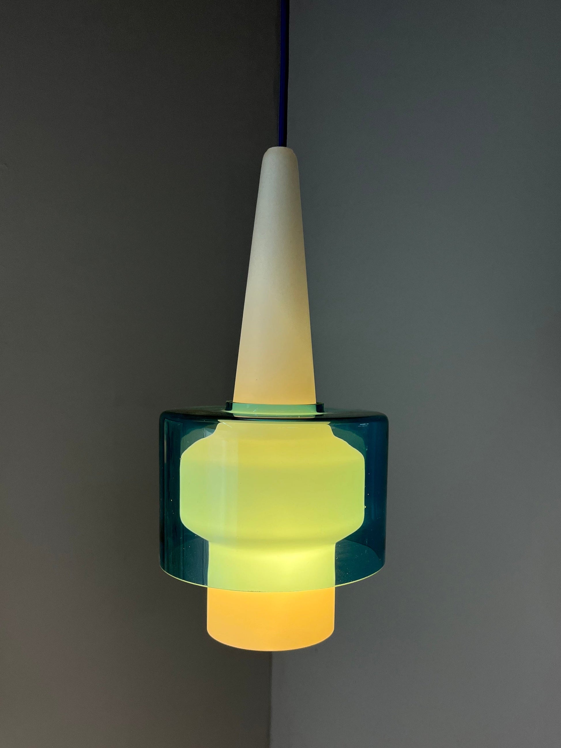 Vintage Hängelampe blau-weiß Opalglas von Hyllinge Glasbruk