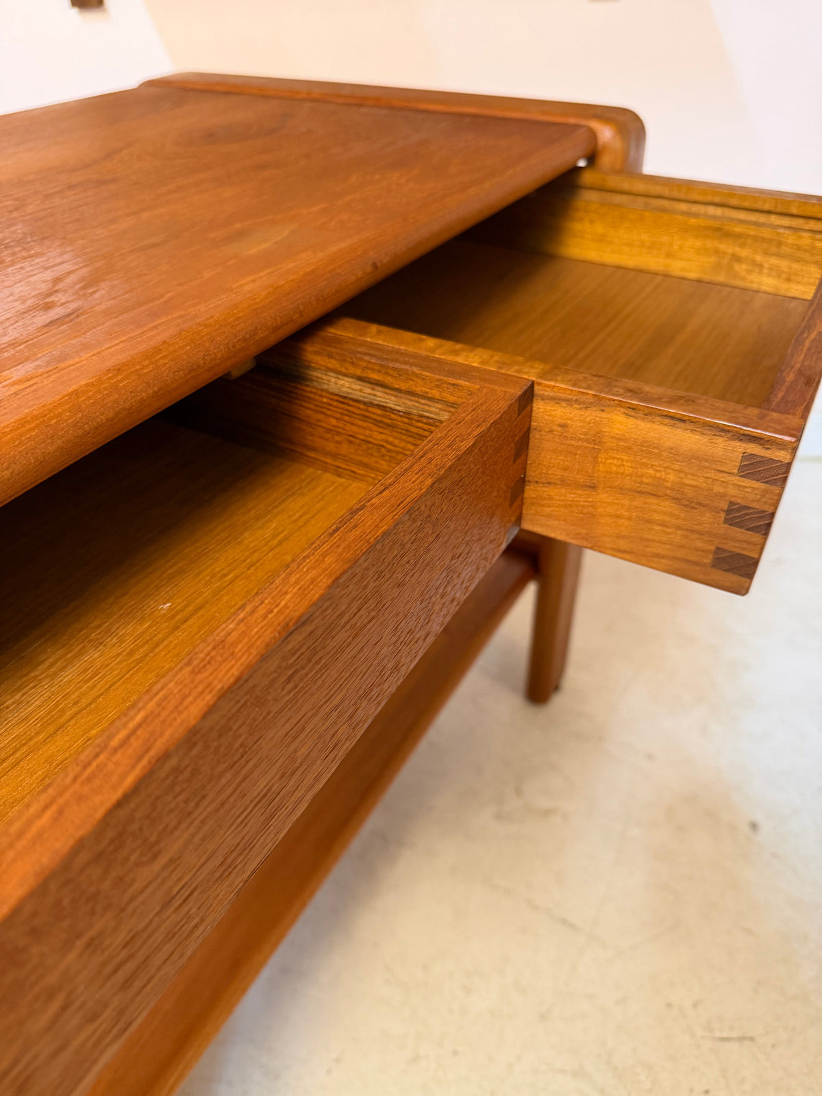 Beistelltisch Teak mit Schubladen und Ablage aus Dänemark