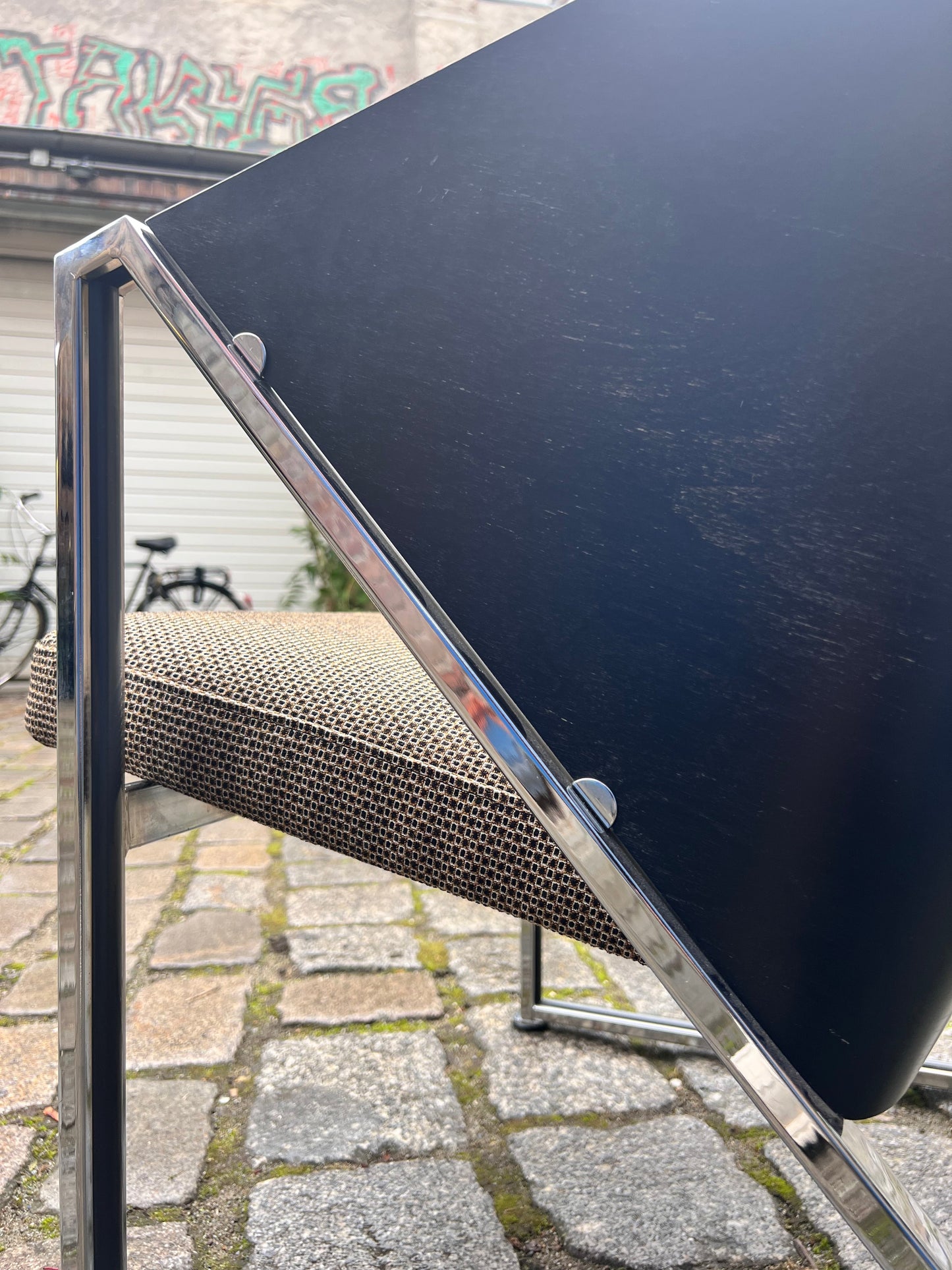 Sessel Mondi grau schwarz Chrom von Jouko Järvisalo für Inno Interior Oy