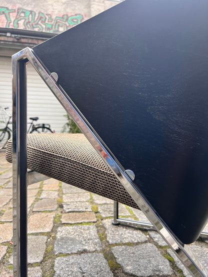 Sessel Mondi grau schwarz Chrom von Jouko Järvisalo für Inno Interior Oy