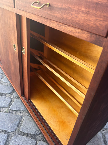 Vintage Schuhschrank Teak mit Messinggriffen aus Dänemark