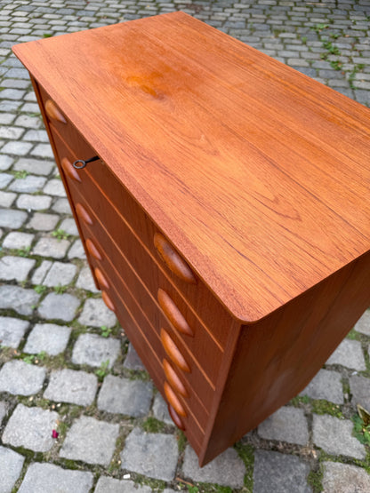 Vintage Kommode Teak mit Muschelgriffen und Schloss aus Dänemark