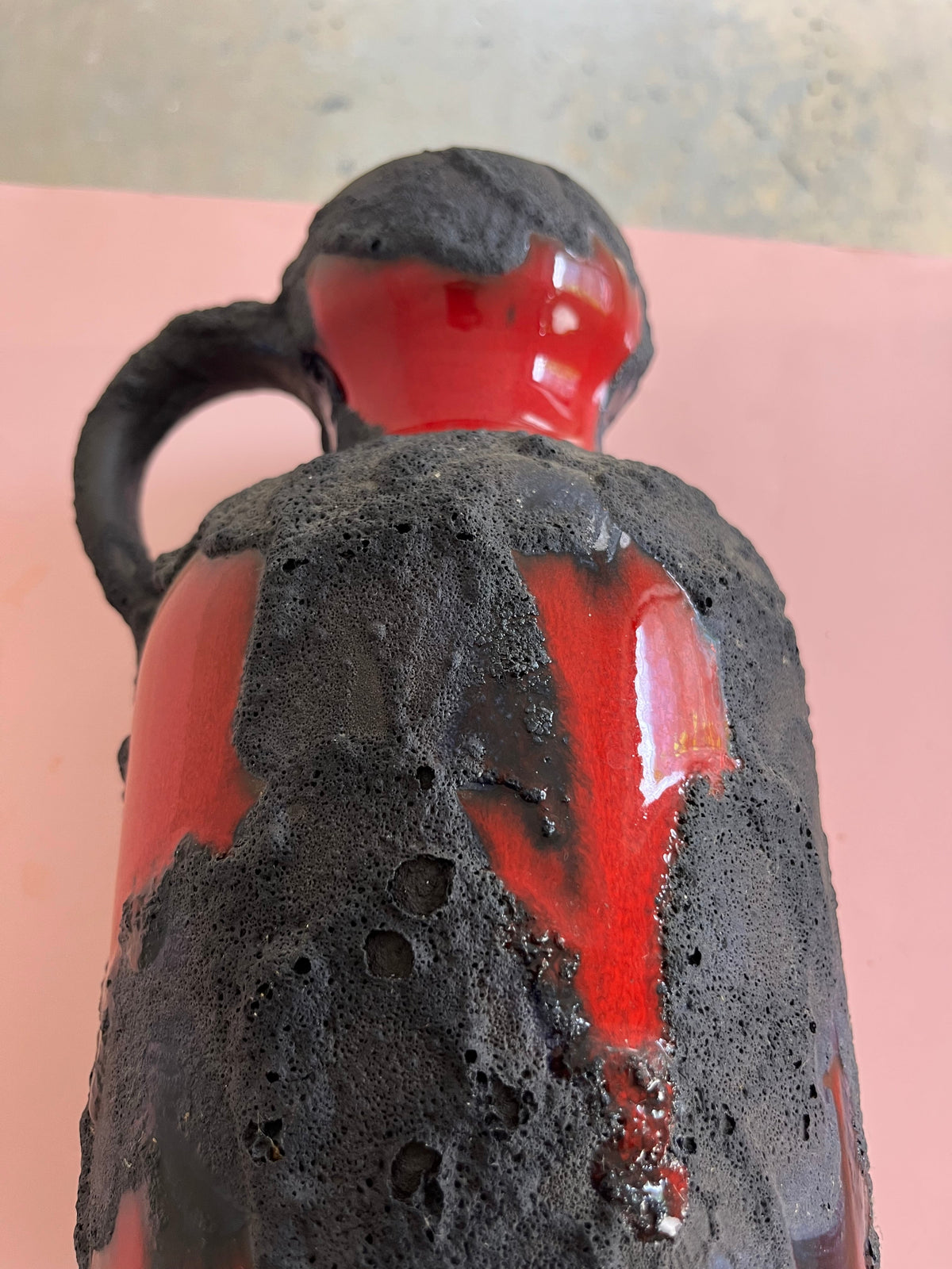 Vase vintage Fat Lava rouge noir par Marei Keramik