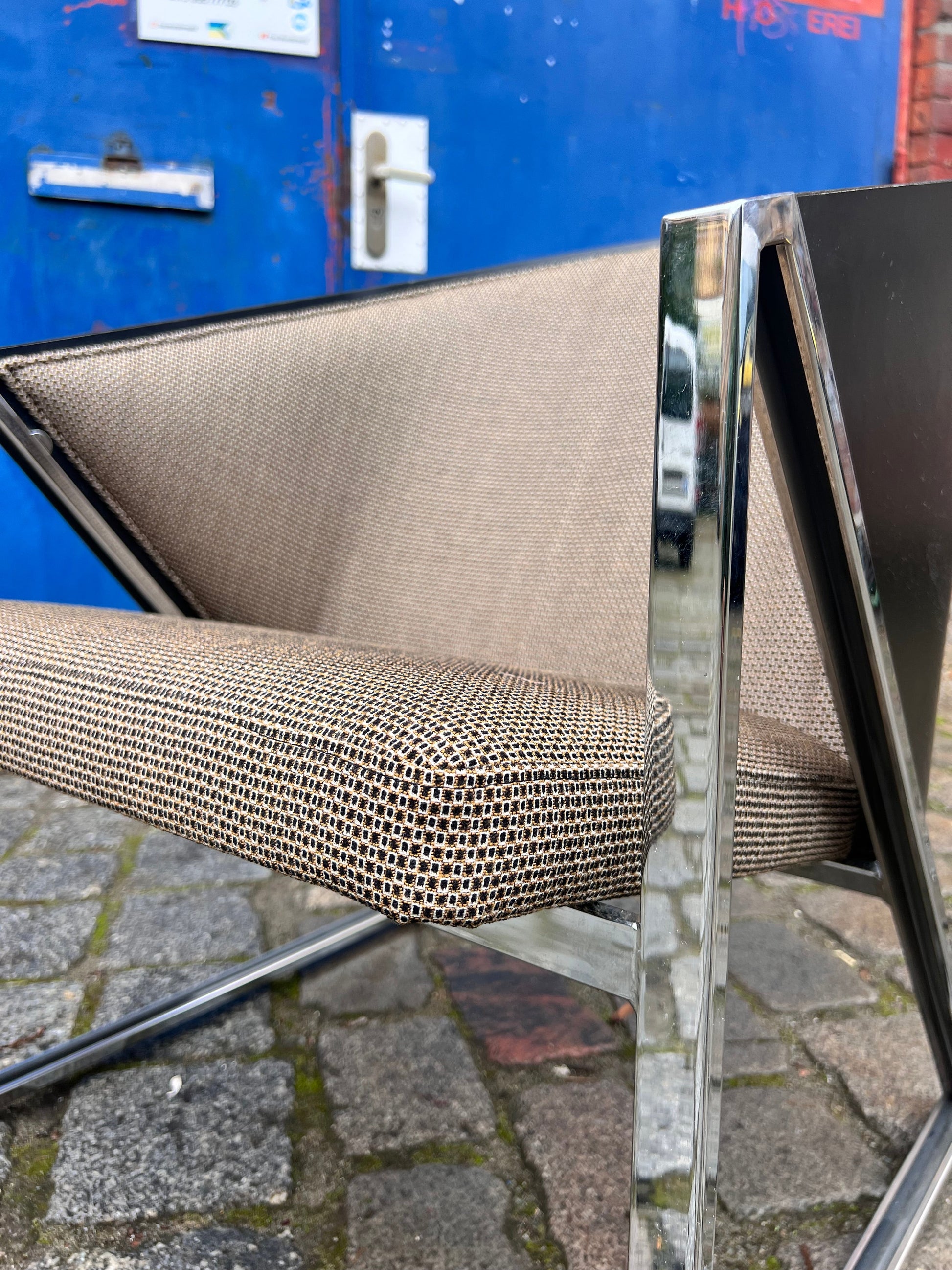 Sessel Mondi grau schwarz Chrom von Jouko Järvisalo für Inno Interior Oy