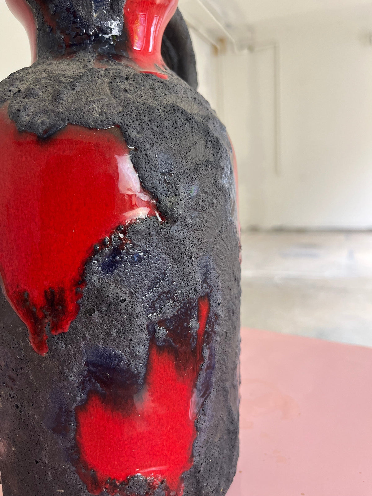 Vase vintage Fat Lava rouge noir par Marei Keramik