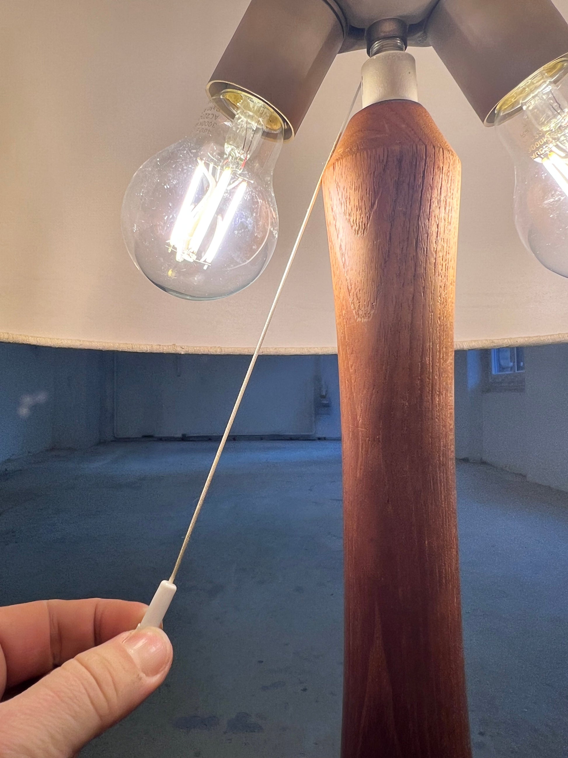 Vintage Tischlampe Teak und Rohseide von DOMUS