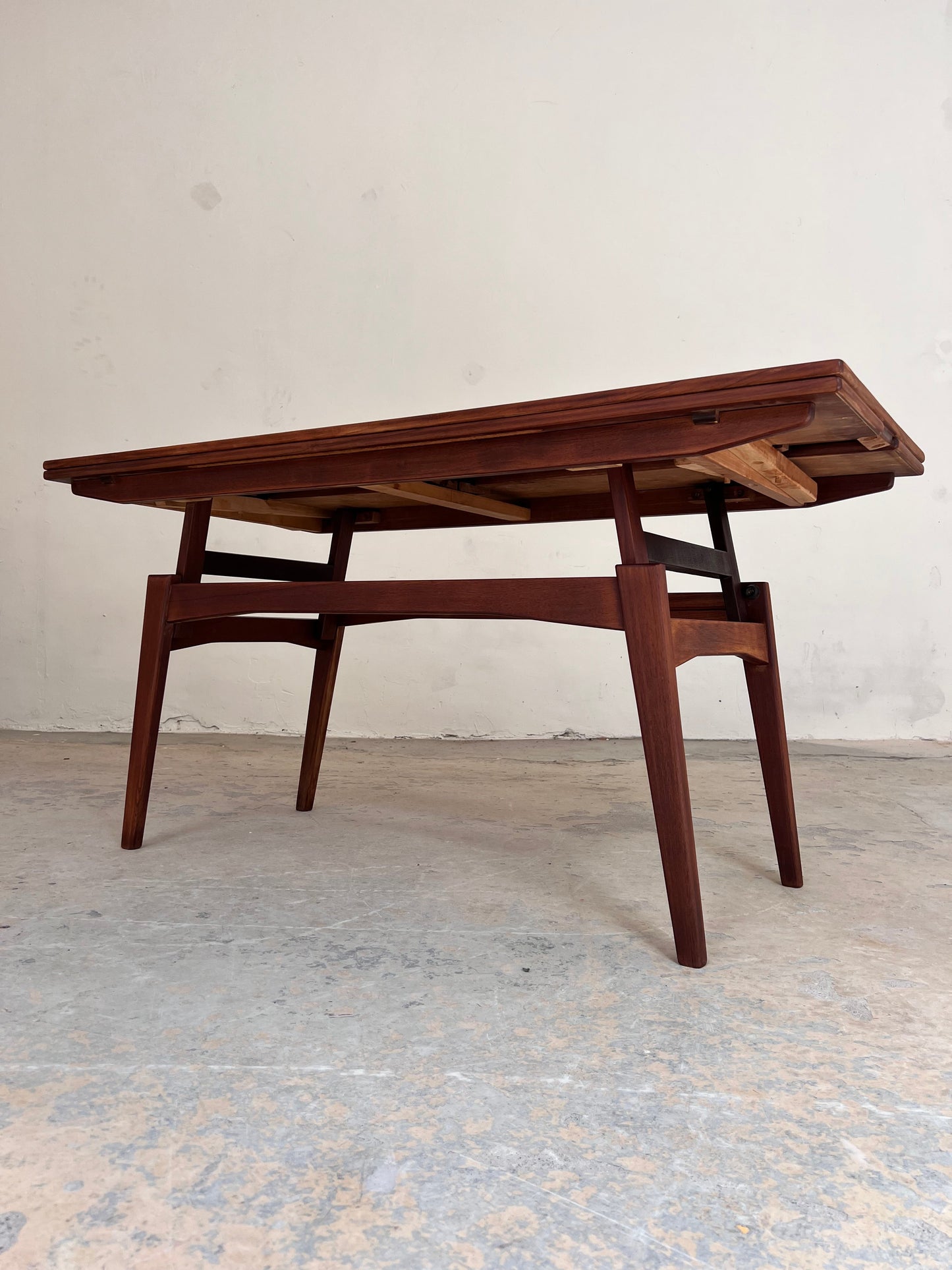 Vintage höhenverstellbarer Couchtisch Teak mit Auszügen aus Dänemark