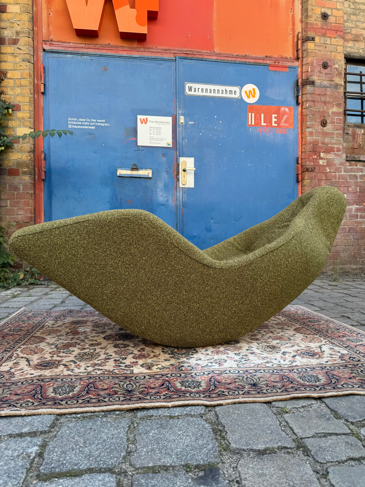 Liegesessel Space Age Bouclé moosgrün aus Italien