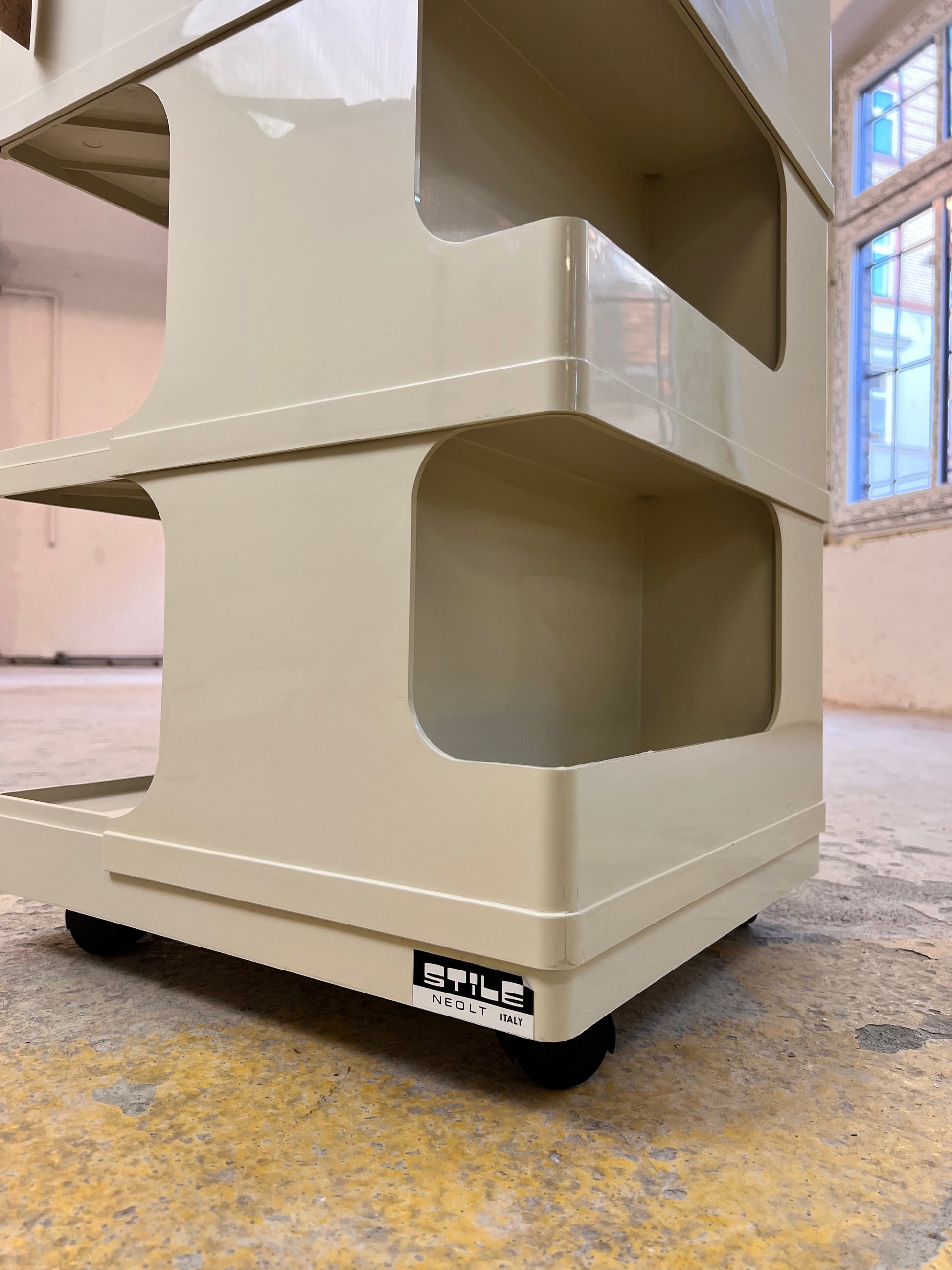 Vintage Rollwagen Stile von Giovanni Pelis für Neolt, cremeweiß, Schloss mit Schlüssel