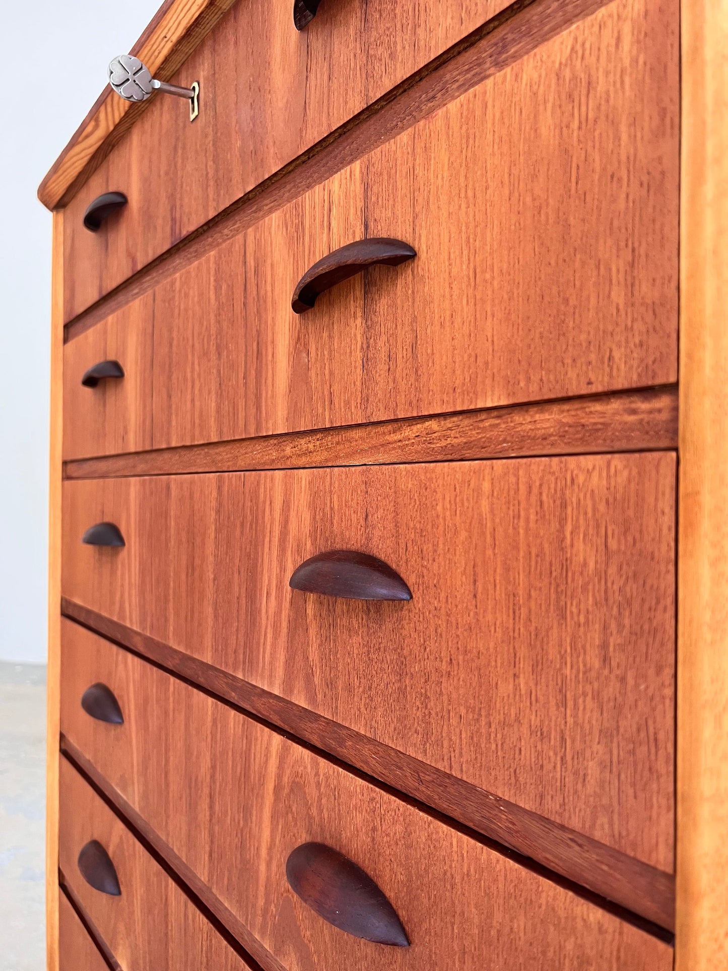Vintage Kommode Teak mit Muschelgriffen und Schloss aus Dänemark