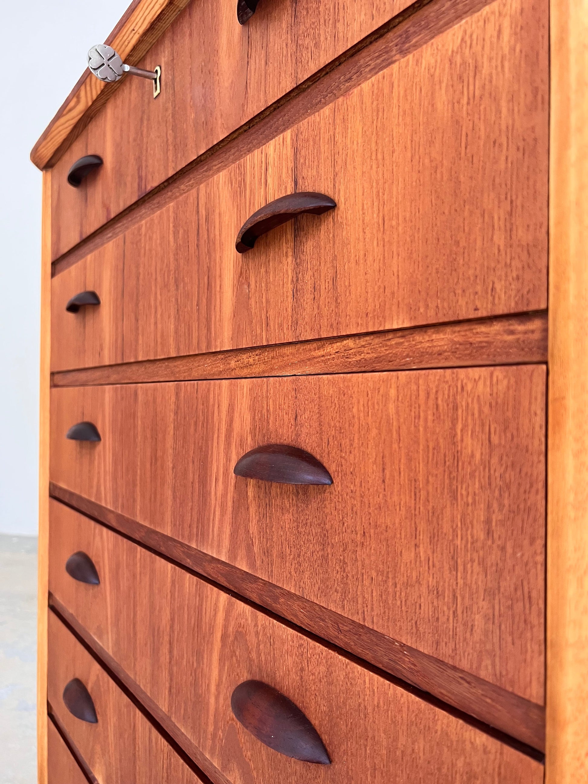 Vintage Kommode Teak mit Muschelgriffen und Schloss aus Dänemark