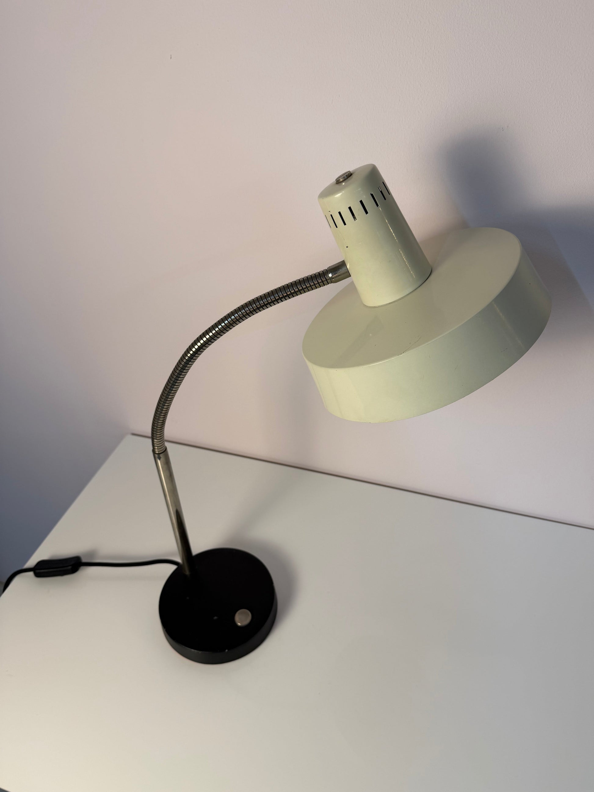 Vintage Schreibtischlampe altweiß mit beweglichem Arm, Deutschland 50er