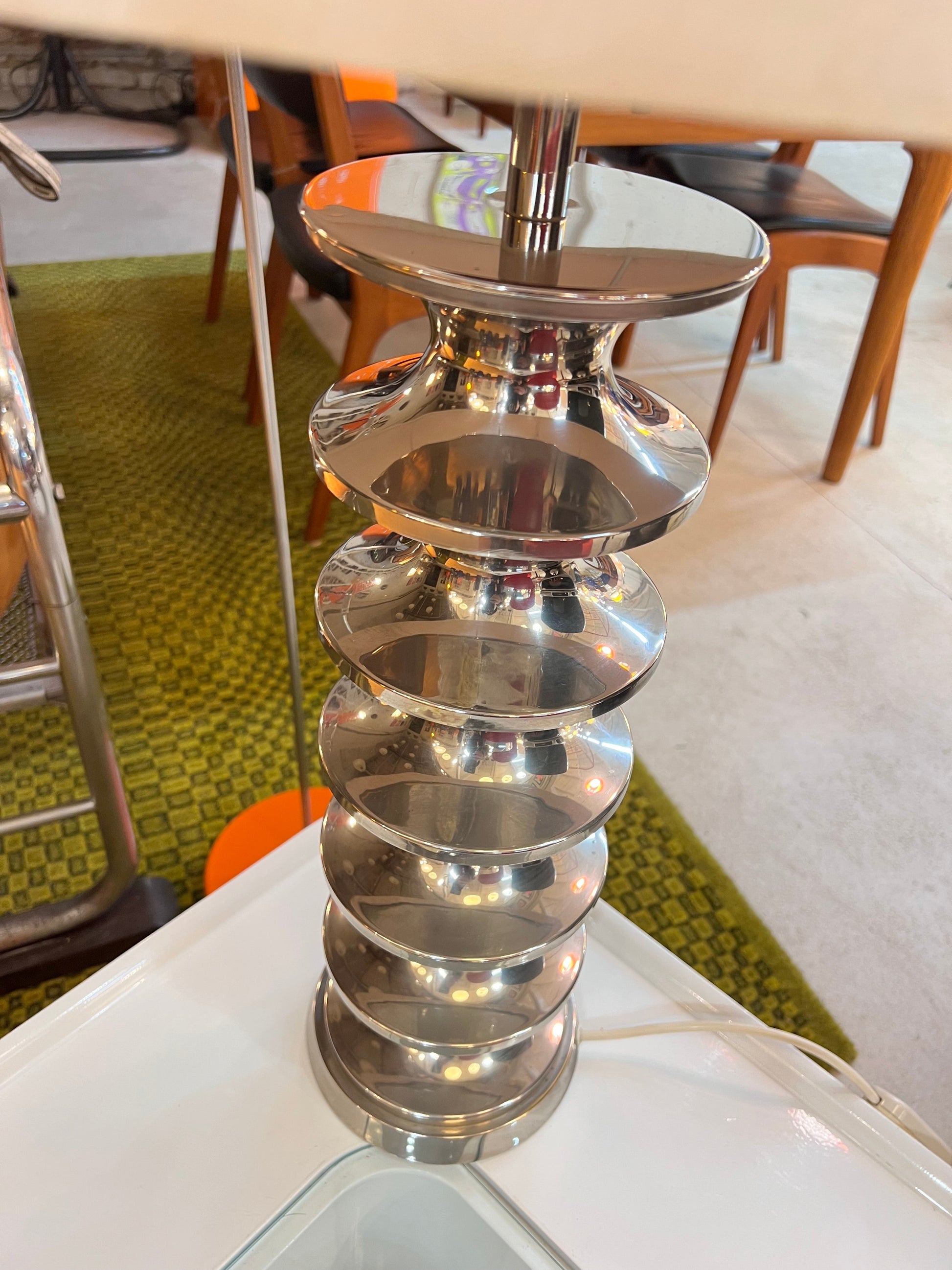 Vintage Tischlampe Space Age Metall mit Rohseidenschirm