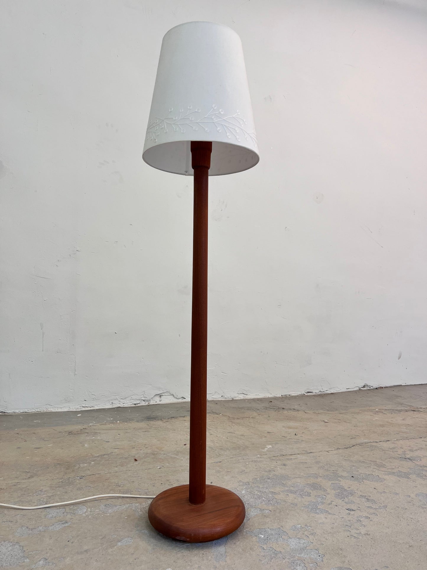 Vintage Stehlampe Teak mit verziertem Stoffschirm aus Dänemark