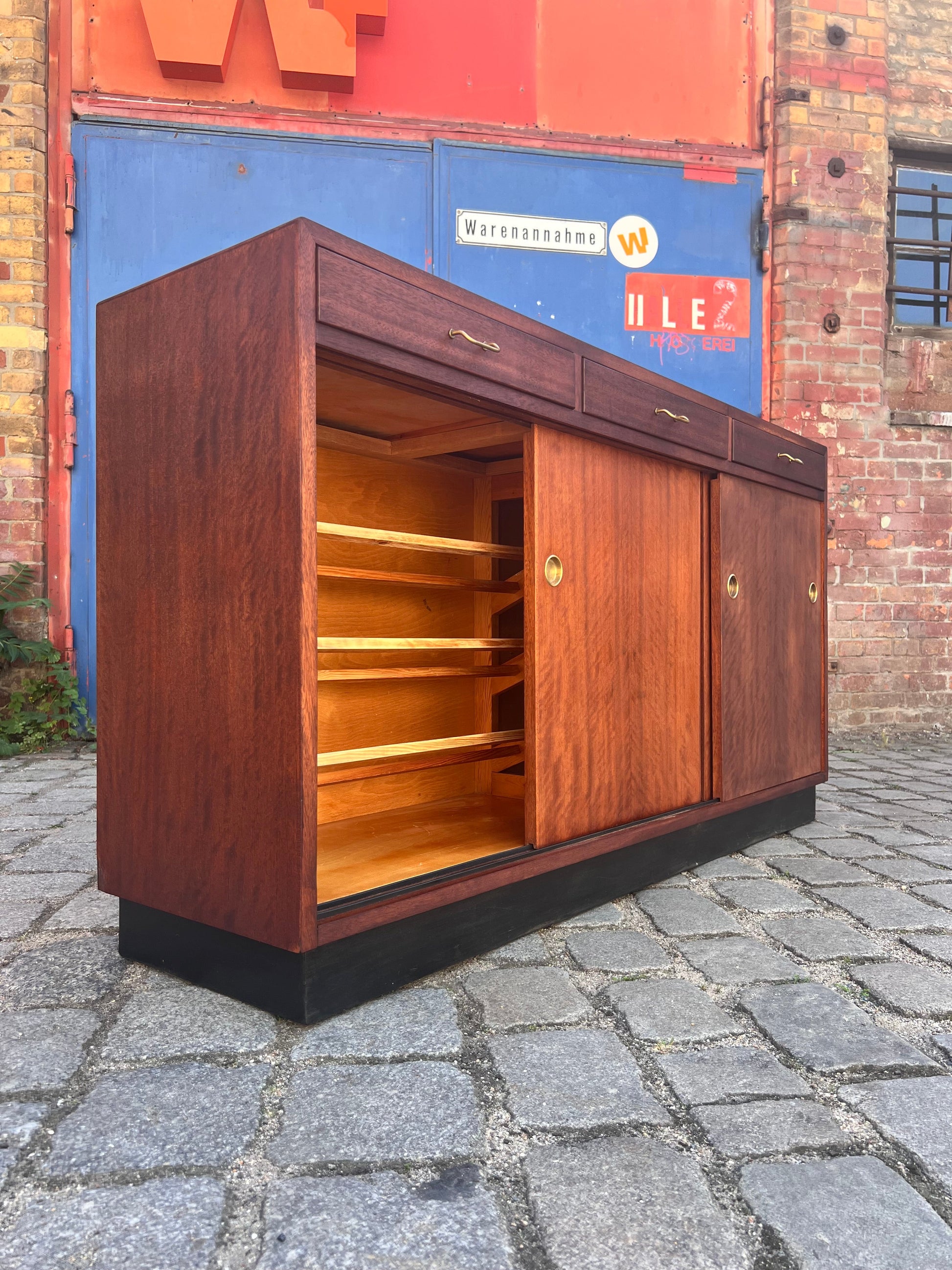 Vintage Schuhschrank Teak mit Messinggriffen aus Dänemark