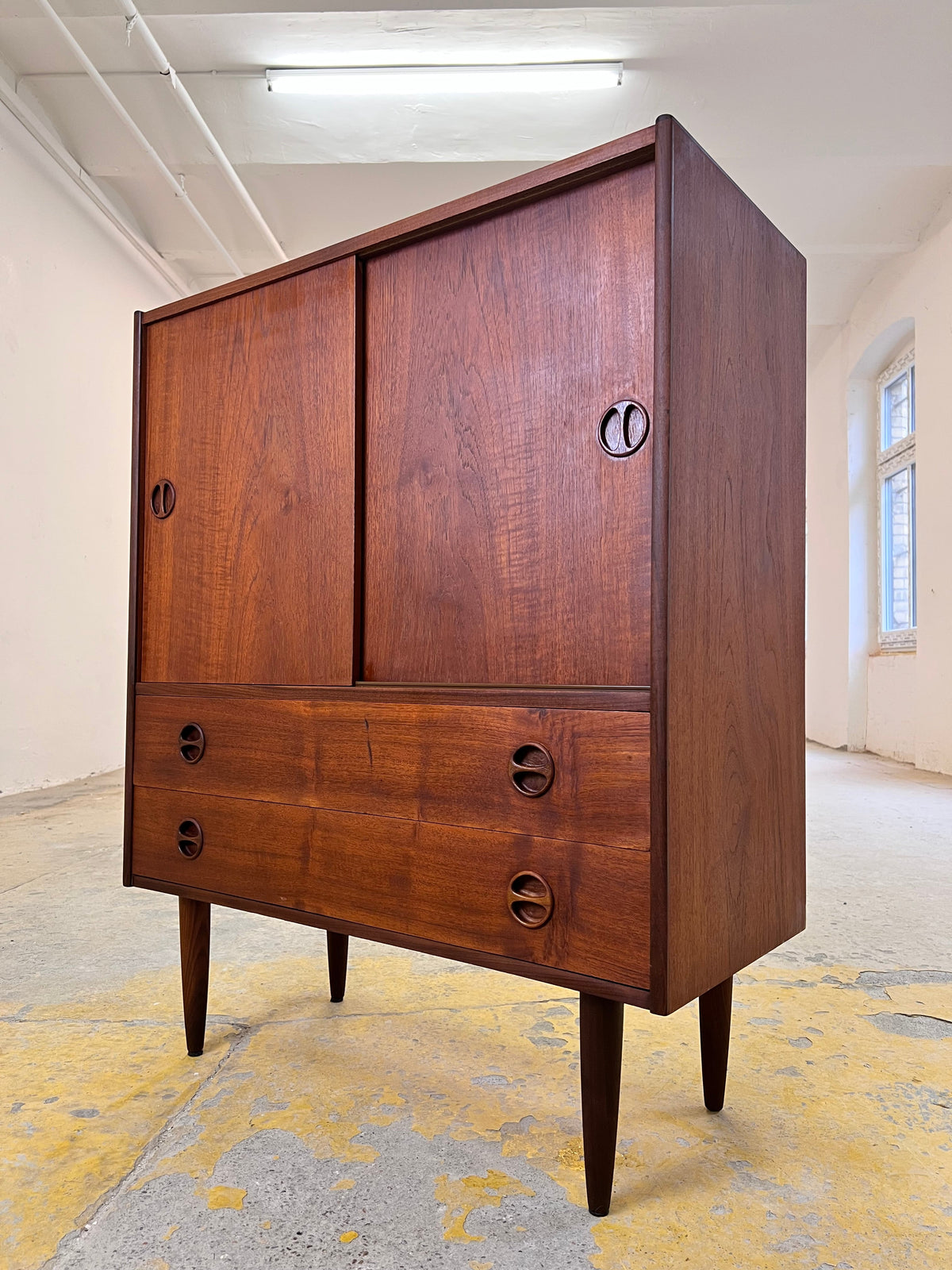 Vintage Schrank Teak aus Dänemark mit Schiebetüren und Schubladen, runde Griffmulden