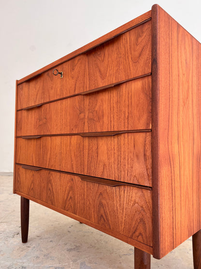 Vintage Kommode aus Teak mit Schloss aus Dänemark