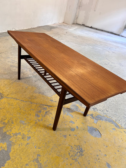 Vintage Couchtisch Teak mit Ablage, ausziehbar, dänisch