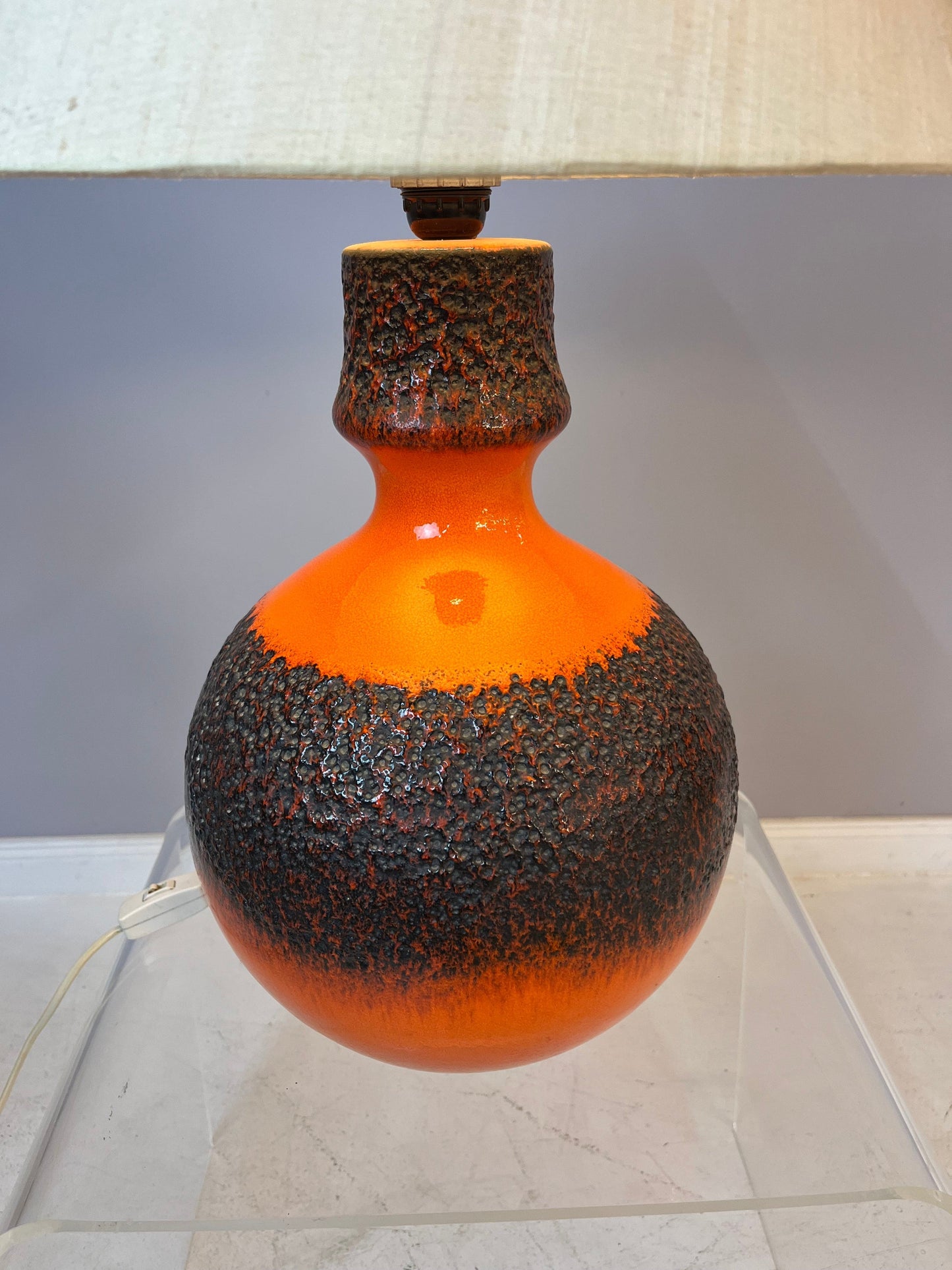 Lampe de table vintage Fat Lava avec abat-jour en soie naturelle orange marron par JASBA