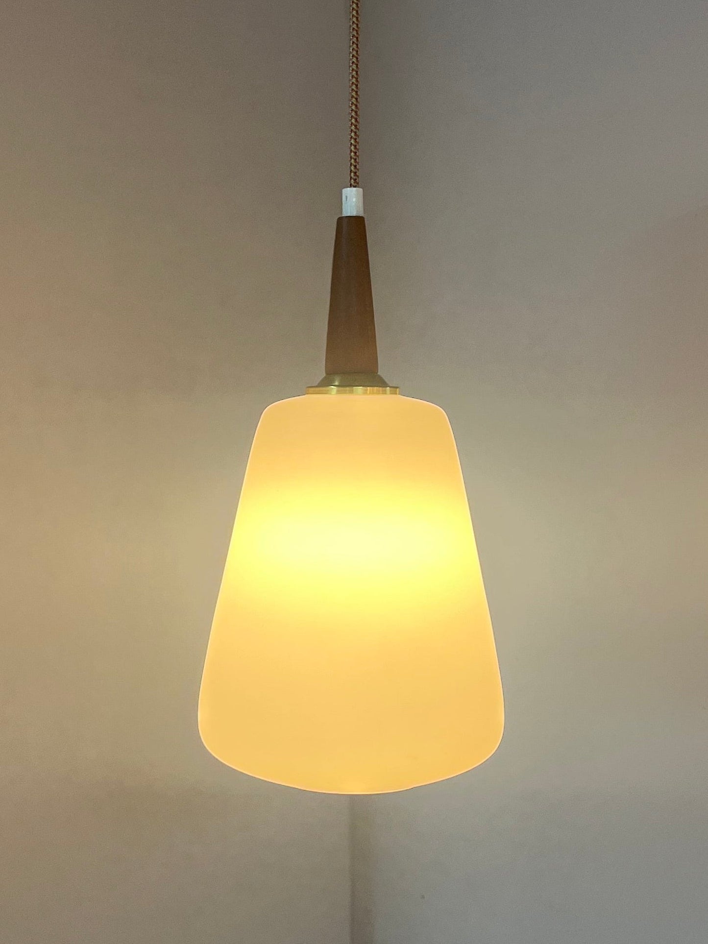 Vintage Hängelampe Opalglas Teak aus Dänemark