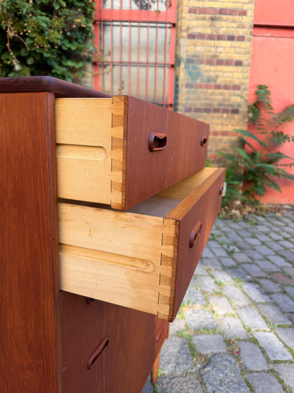 Kommode Teak mit Griffmulden von Kværndrup Møbelfabrik