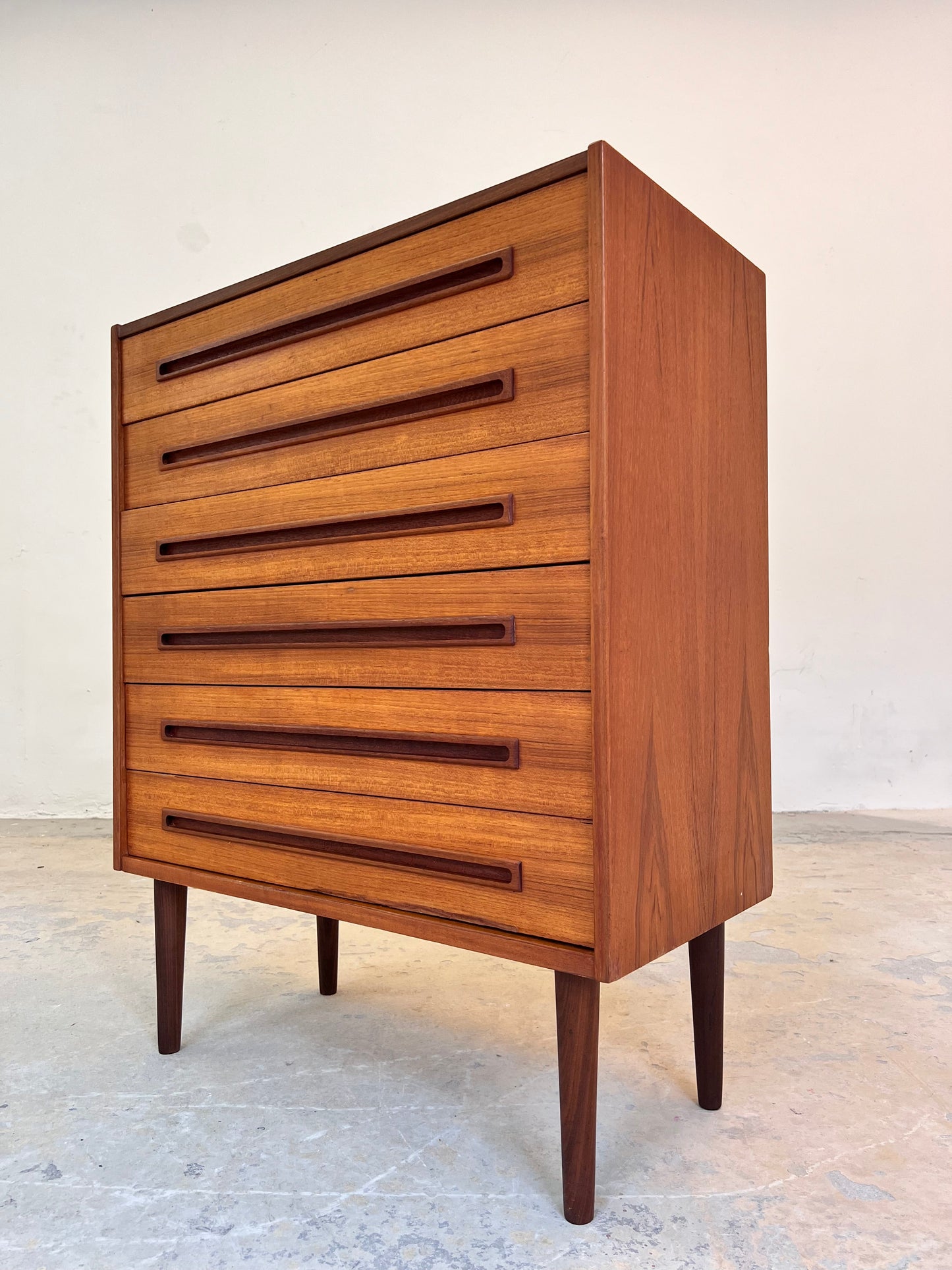Vintage Kommode Teak Dänemark mit langen eingelassenen Griffen