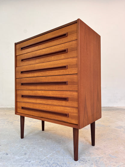 Vintage Kommode Teak Dänemark mit langen eingelassenen Griffen
