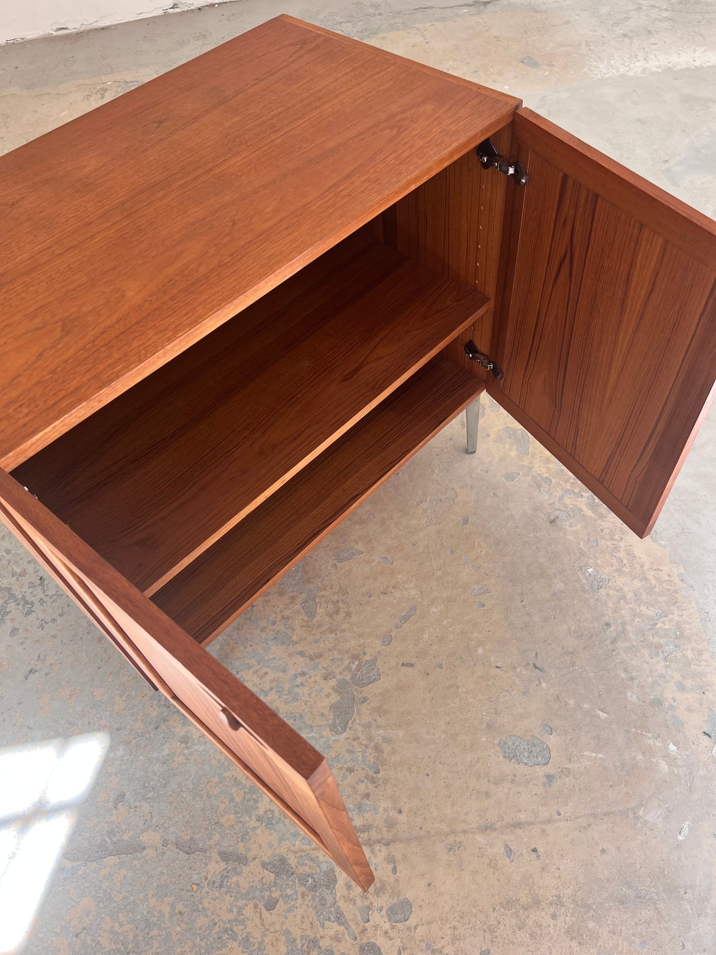 Vintage Kommode aus Teak mit Flügeltüren und neuen Chromfüßen von H. W. Klein
