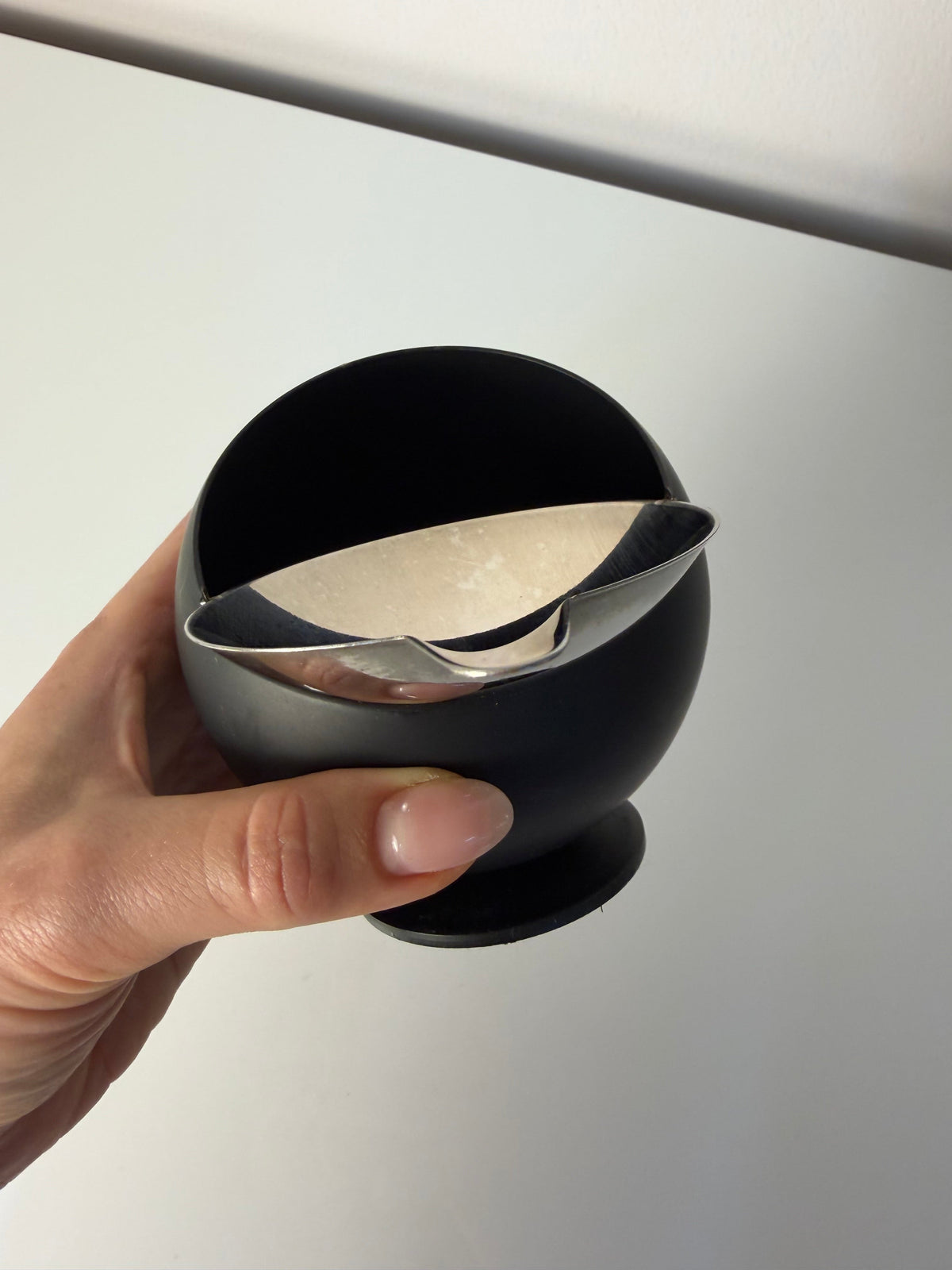 Kugelaschenbecher Chrom-Schwarz von Quist
