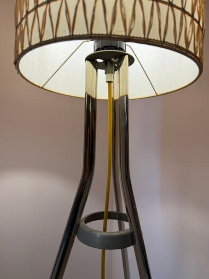 Stehlampe mit Bast-Strukturgeflecht und Chromgestell
