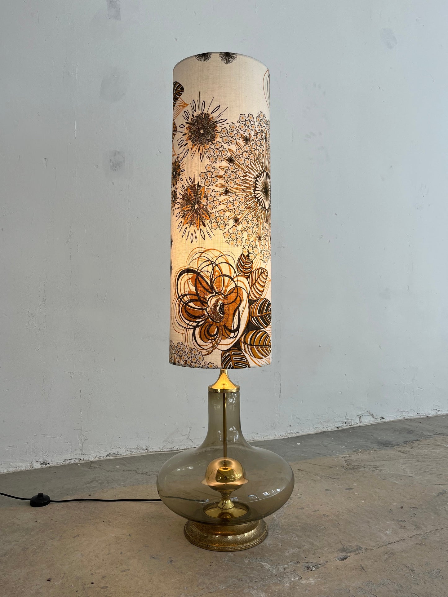 Vintage Stehlampe mit Rauchglasfuß und floralem Schirm