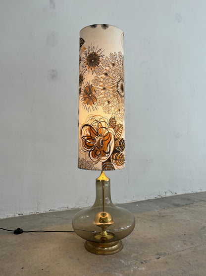 Vintage Stehlampe mit Rauchglasfuß und floralem Schirm