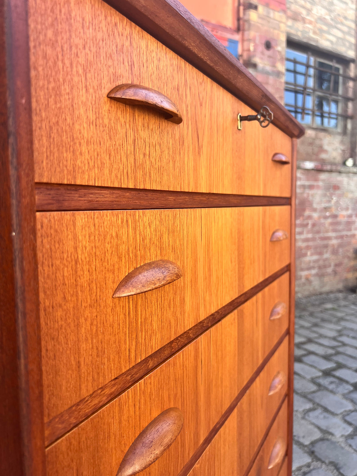 Vintage Teak Kommode mit Muschelgriffen aus Dänemark, 60er Jahre