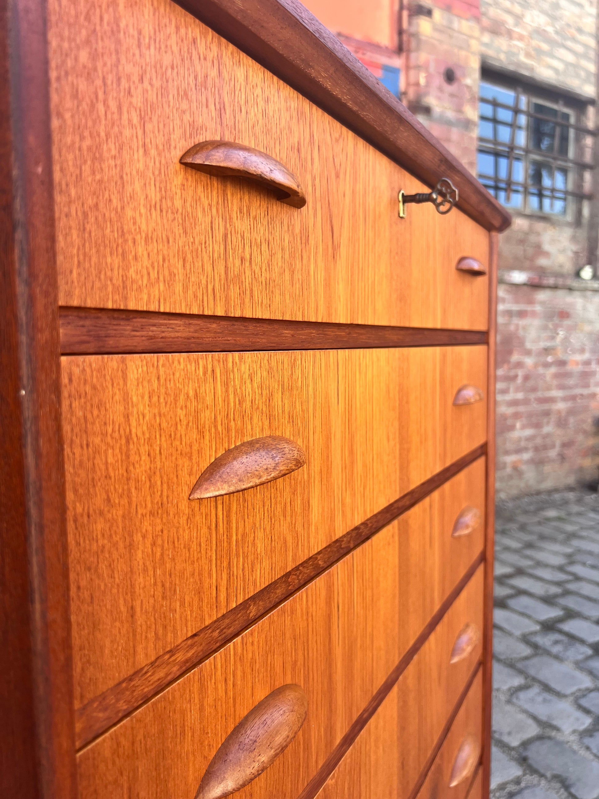 Vintage Teak Kommode mit Muschelgriffen aus Dänemark, 60er Jahre