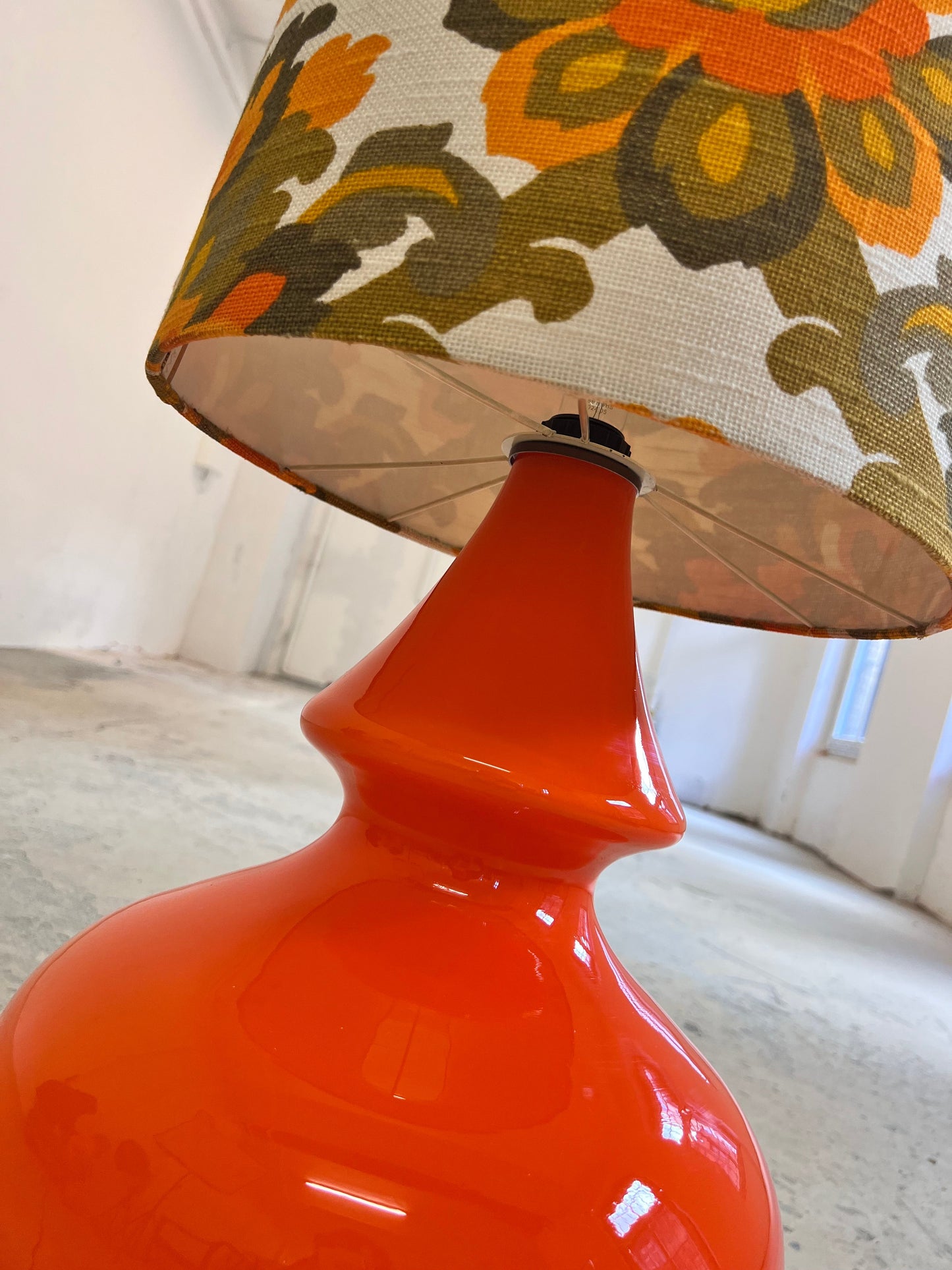 Vintage Stehlampe Flower Power orange Glasfuß beleuchtet 70er Schirm grün senfgelb