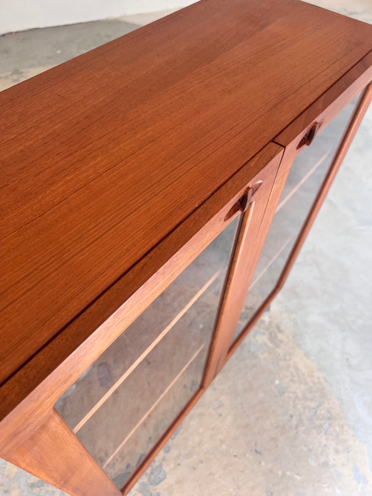 Vintage Vitrinenschrank Teak von H.W. Klein für Bramin mit neuen Chromfüßen