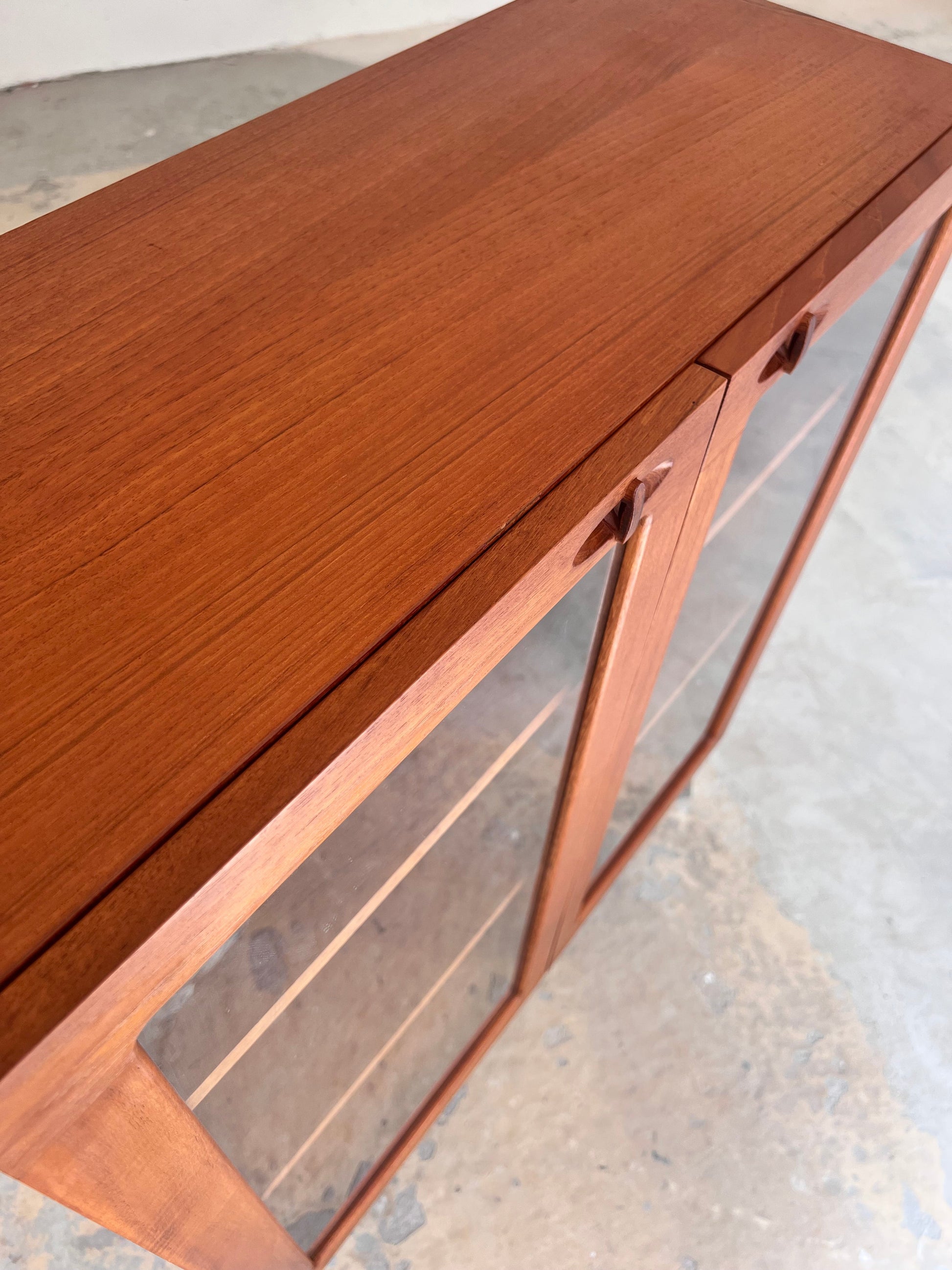 Vintage Vitrinenschrank Teak von H.W. Klein für Bramin mit neuen Chromfüßen