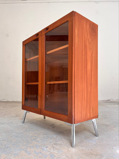 Vintage Vitrinenschrank Teak von H.W. Klein für Bramin mit neuen Chromfüßen