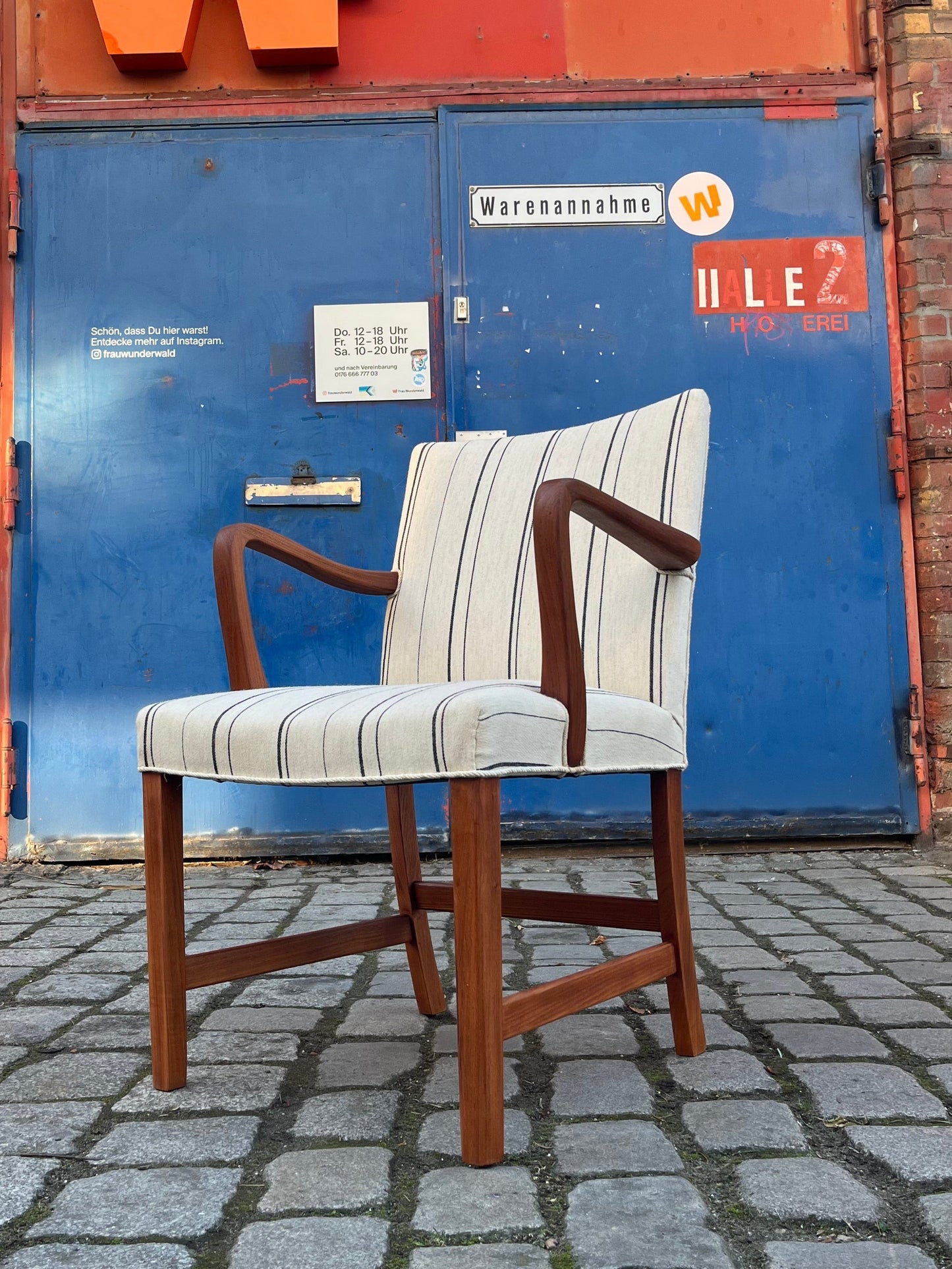 Vintage Armlehnstuhl mit paspeliertem Polster aus Dänemark