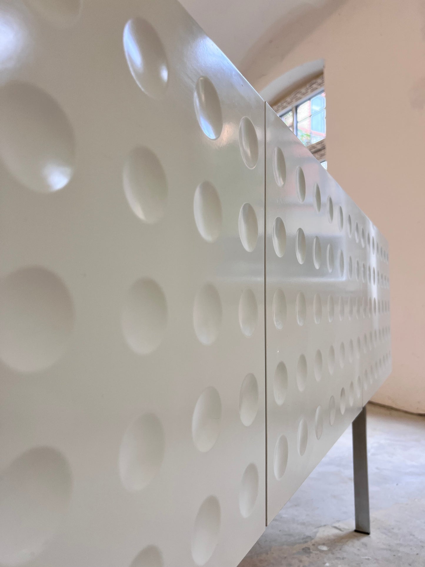 Vintage Sideboard mit kreisförmigem Reliefmuster aus Belgien