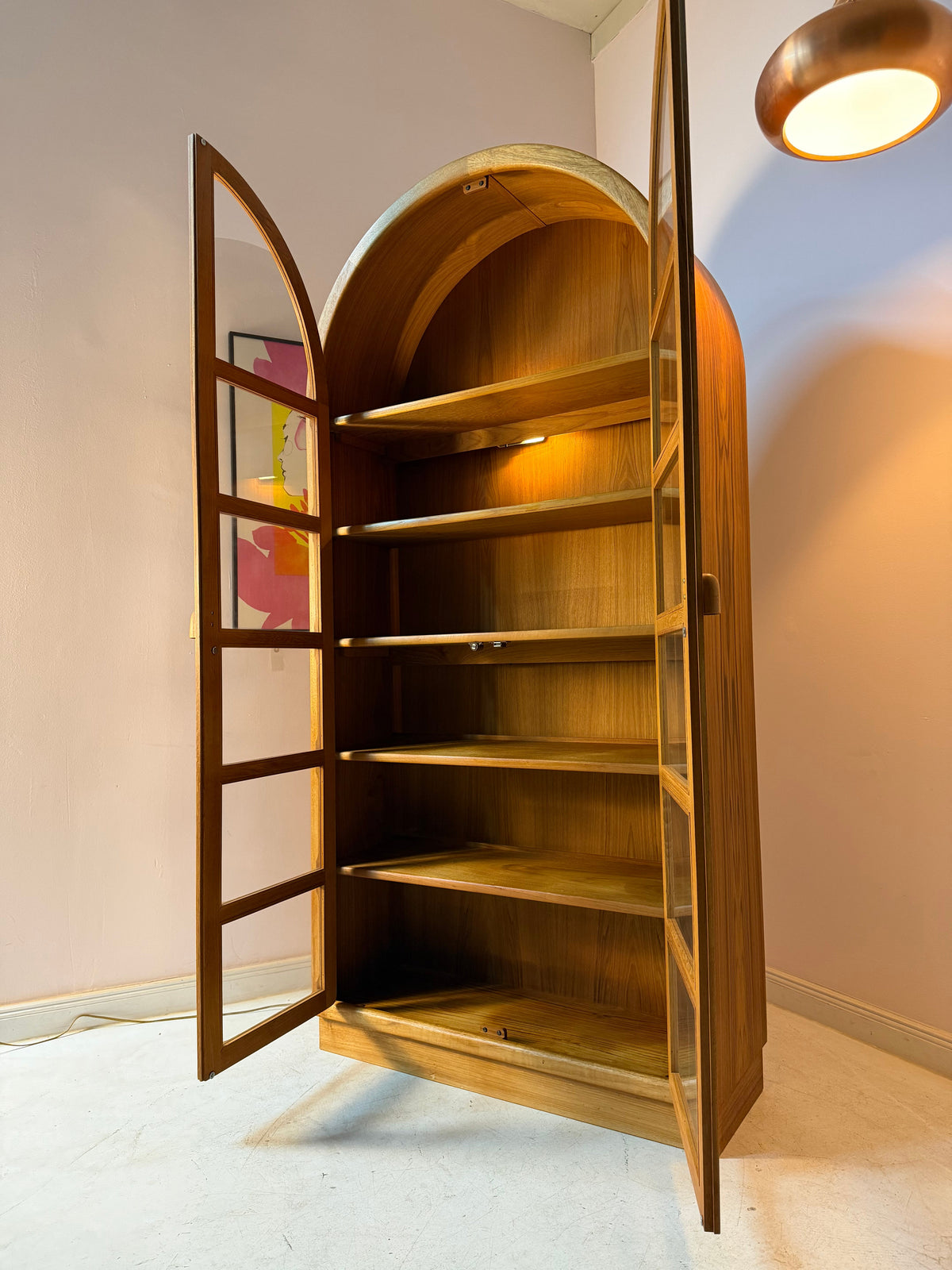 Vintage Rundbogen Vitrine Teak mit Beleuchtung von Dyrlund