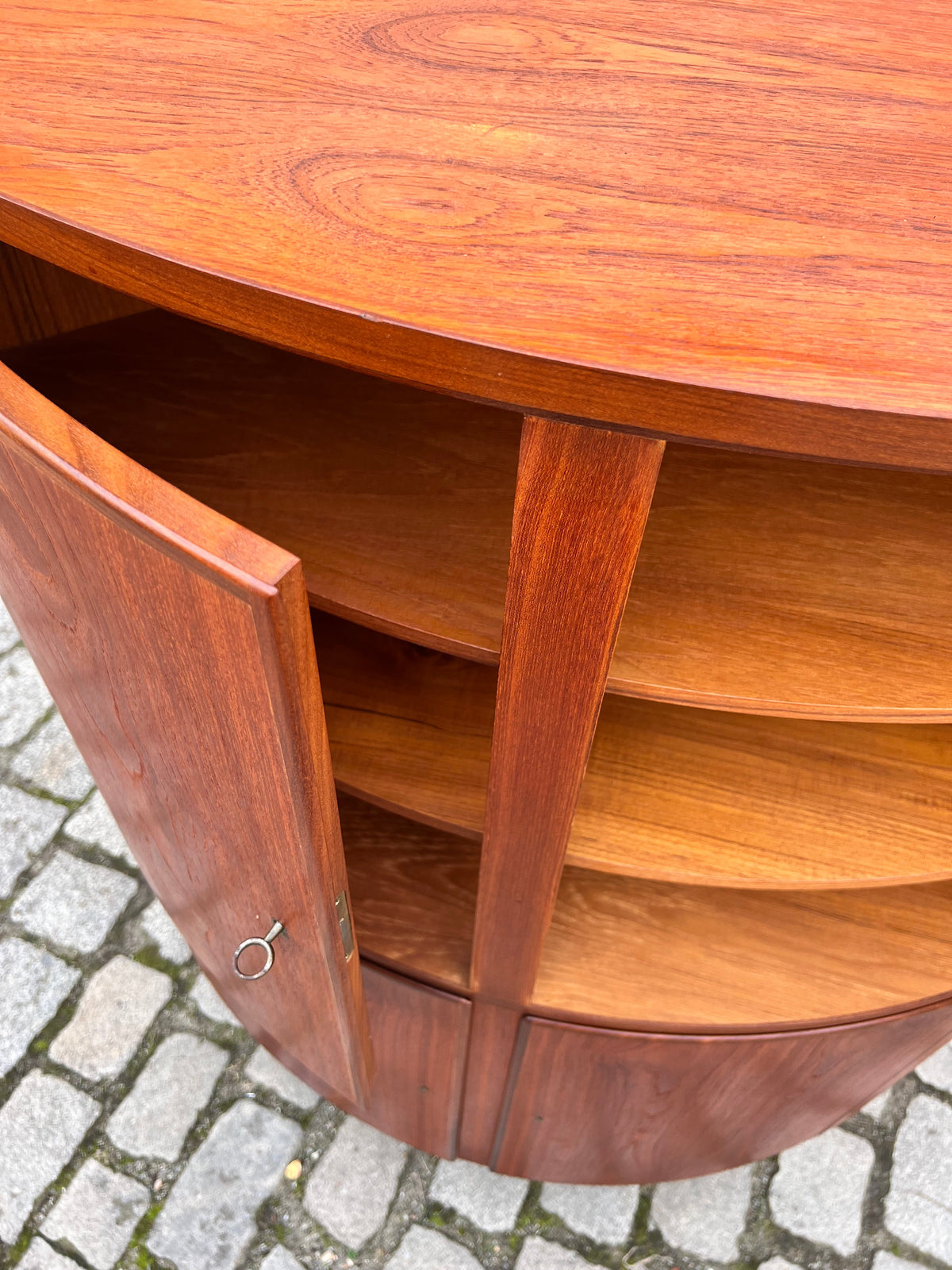 Vintage Eckschrank Teak mit Schloss aus Dänemark