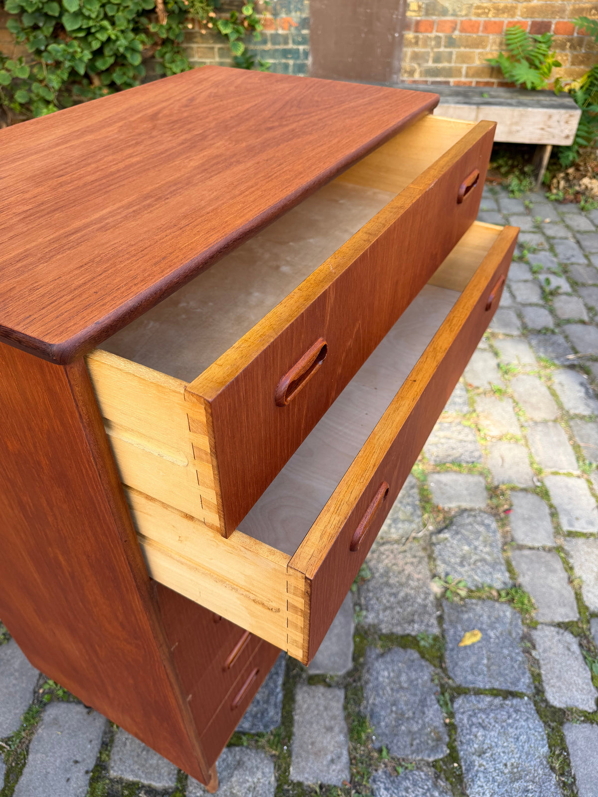 Kommode Teak mit Griffmulden von Kværndrup Møbelfabrik