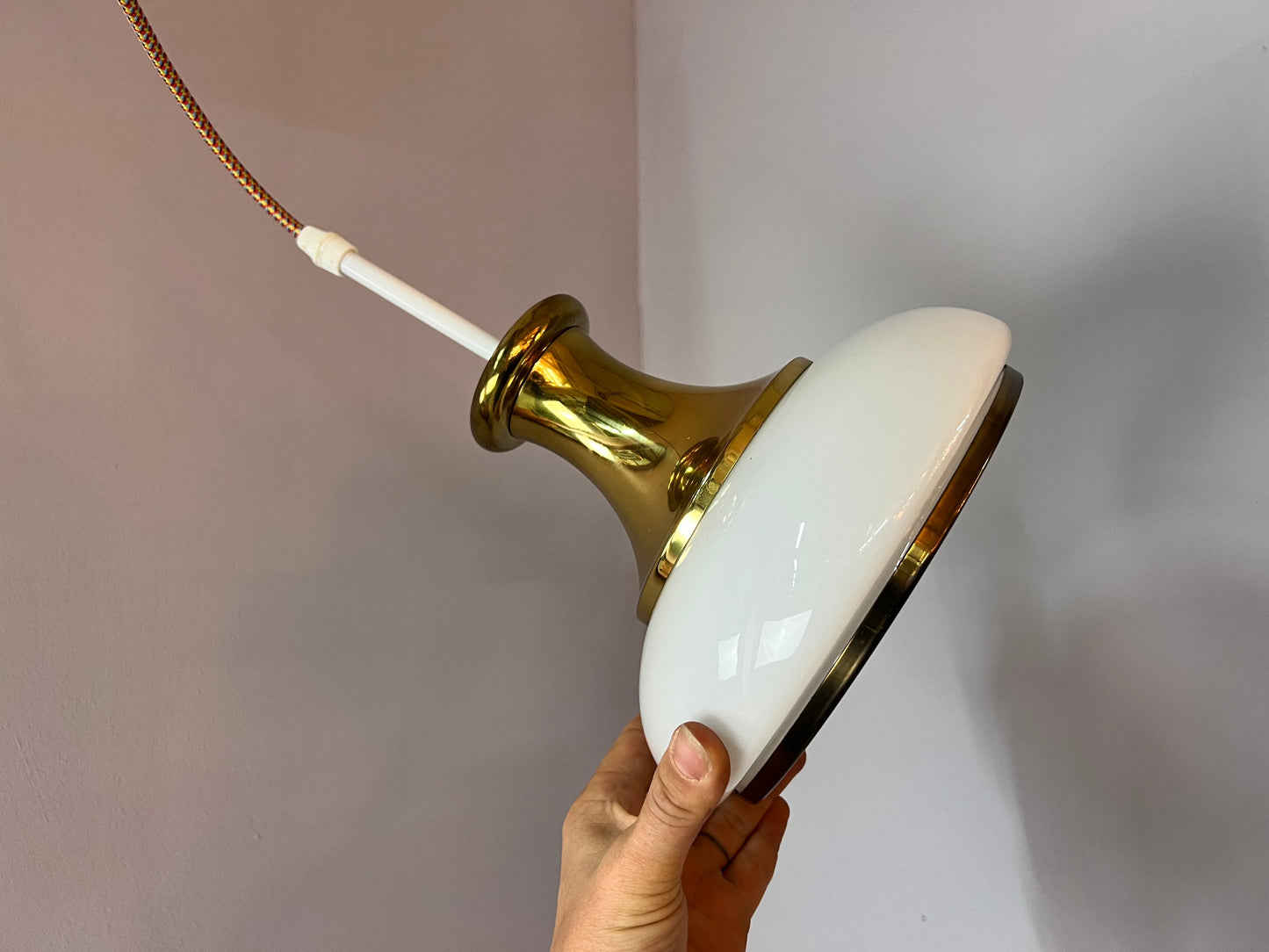 Lampe suspendue vintage en verre opale et laiton