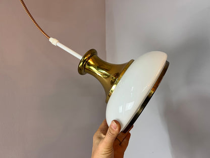 Lampe suspendue vintage en verre opale et laiton