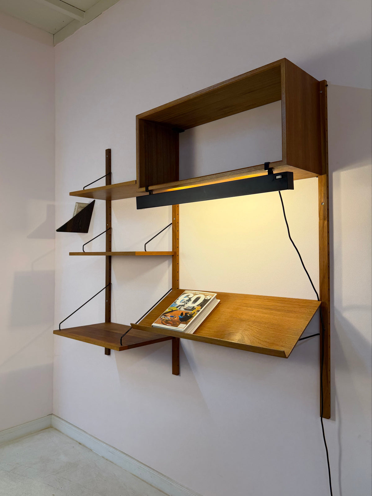 Vintage Wandregal "Royal System" mit Lampe von Poul Cadovius für Cado