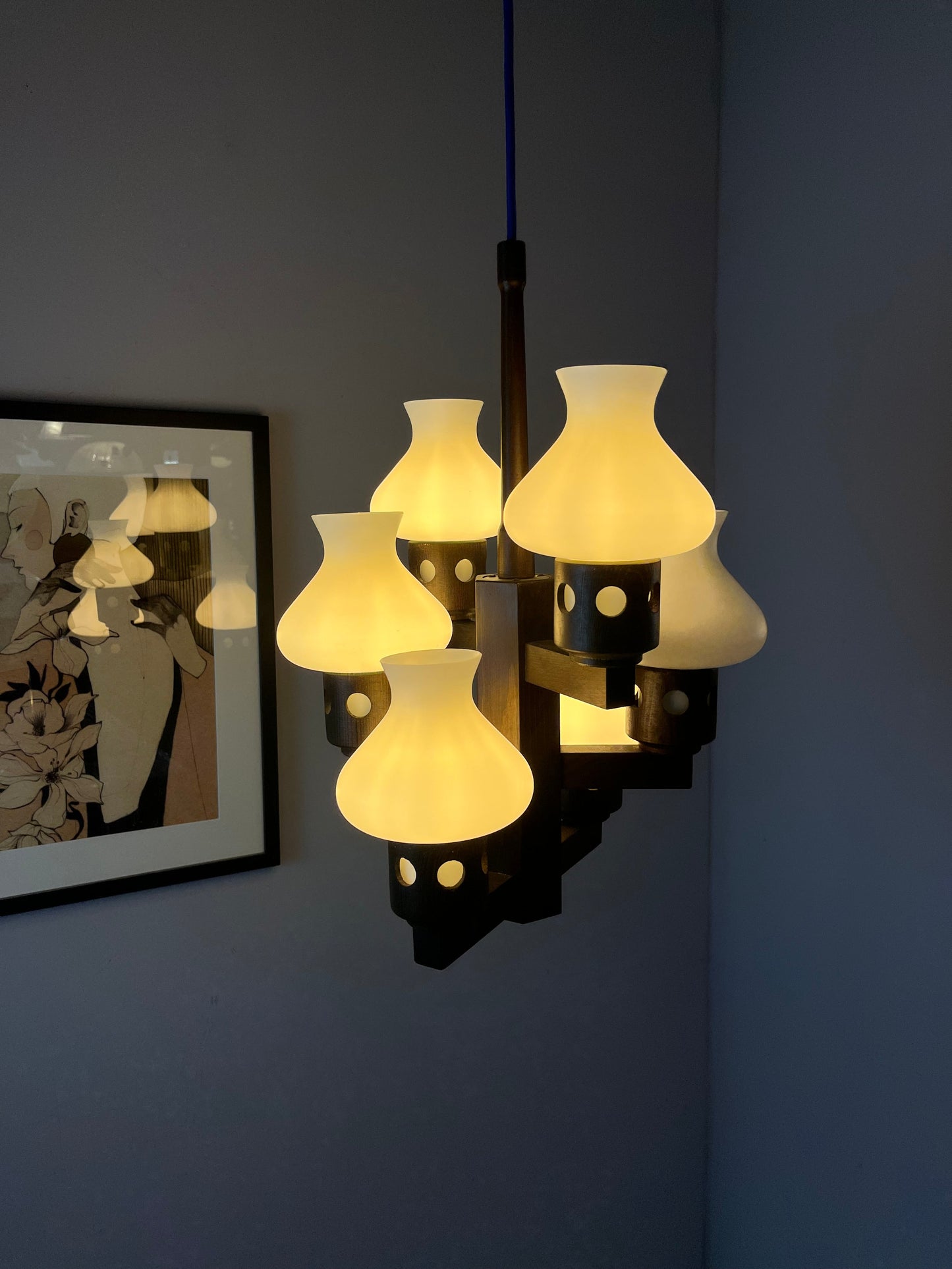 Vintage Kronleuchter dunkelbraun weiß Opalglas von Vitrika